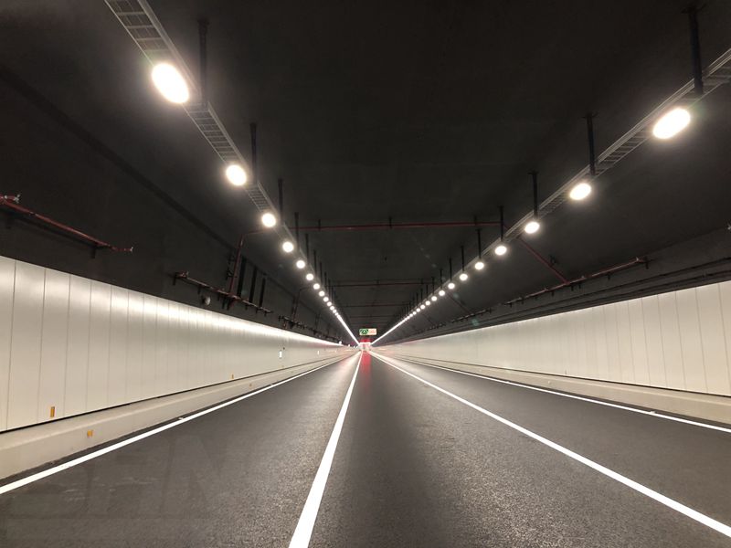 6.7公（gōng）裏長海底隧道中的LED反射（shè）式隧道燈