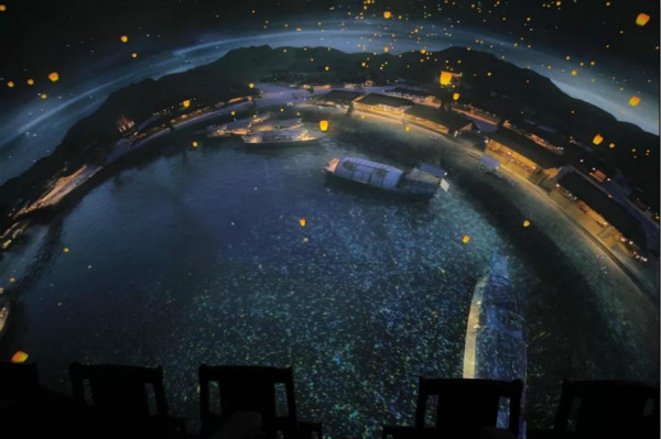 虹橋球幕影院：觀眾“穿過虹橋，球幕的影片將（jiāng）會轉為夜（yè）景