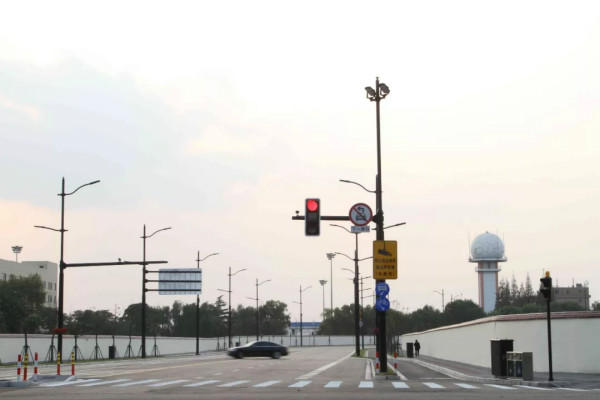 進口博覽會周邊道（dào）路多（duō）杆合一路燈