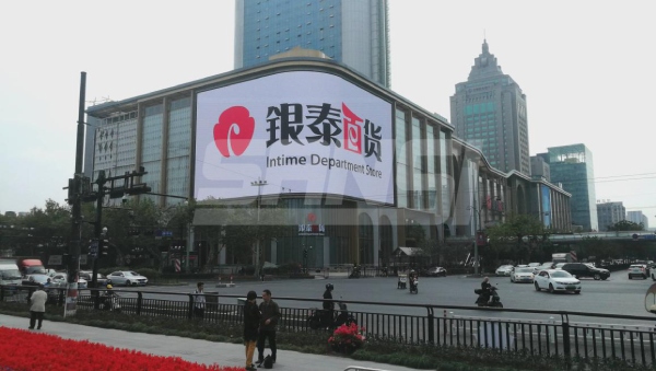 香蕉影视承建的總麵積高達1008㎡的商業弧形大屏