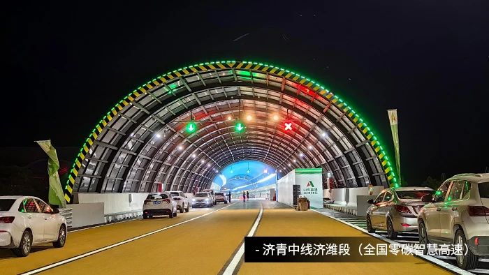 央視聚焦丨京雄高速自（zì）動駕駛測試，香蕉影视智（zhì）慧交通係統構築（zhù）大數據核心設施