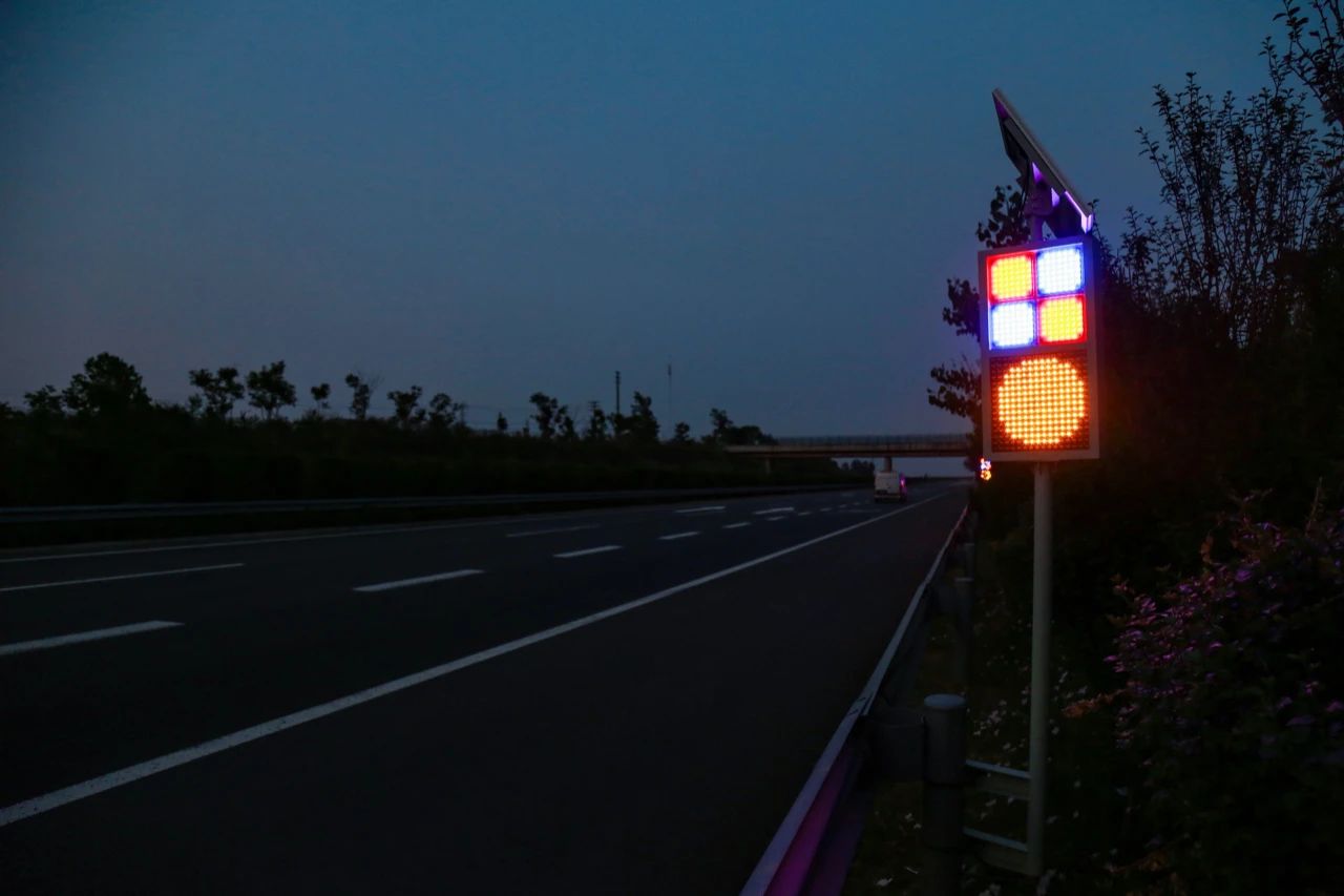 香蕉影视,智能（néng）警示係（xì）統,賦能,寧宿徐高速（sù）,LED爆閃（shǎn）警示裝（zhuāng）置,低位警示燈