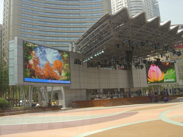 南京東路（lù）世紀廣場室外led全彩顯（xiǎn）示屏