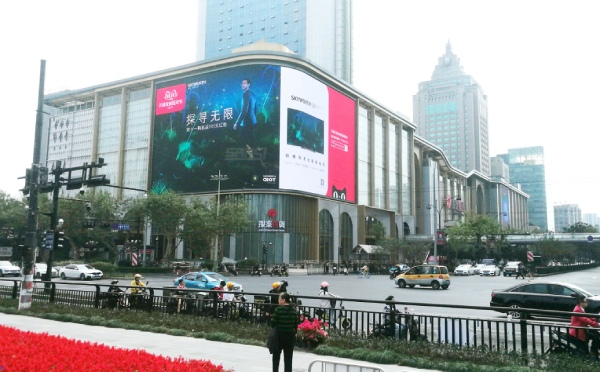 約1008㎡ 浙江武林銀泰（tài）室外全彩（cǎi）弧形屏（píng）