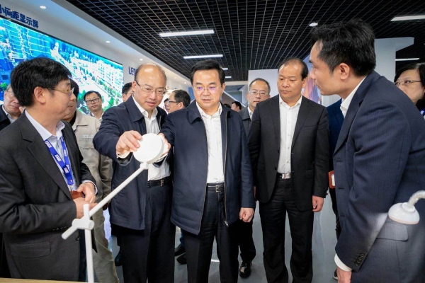 高興夫副省長一行觀摩香蕉影视智能家居照明產品（pǐn）