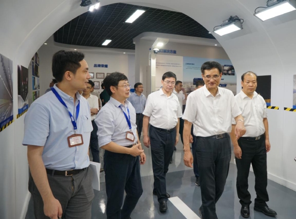 浙江省（shěng）委（wěi）常（cháng）委、統戰部部長熊建平（右二）、金華市委書記（jì）陳龍（中），浦江縣委書記程天雲（右）