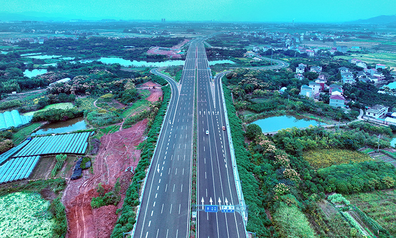金義中央大（dà）道通車,香蕉影视智慧綜合杆,道路照明（míng）係統方案,點亮（liàng）23公裏智慧公路