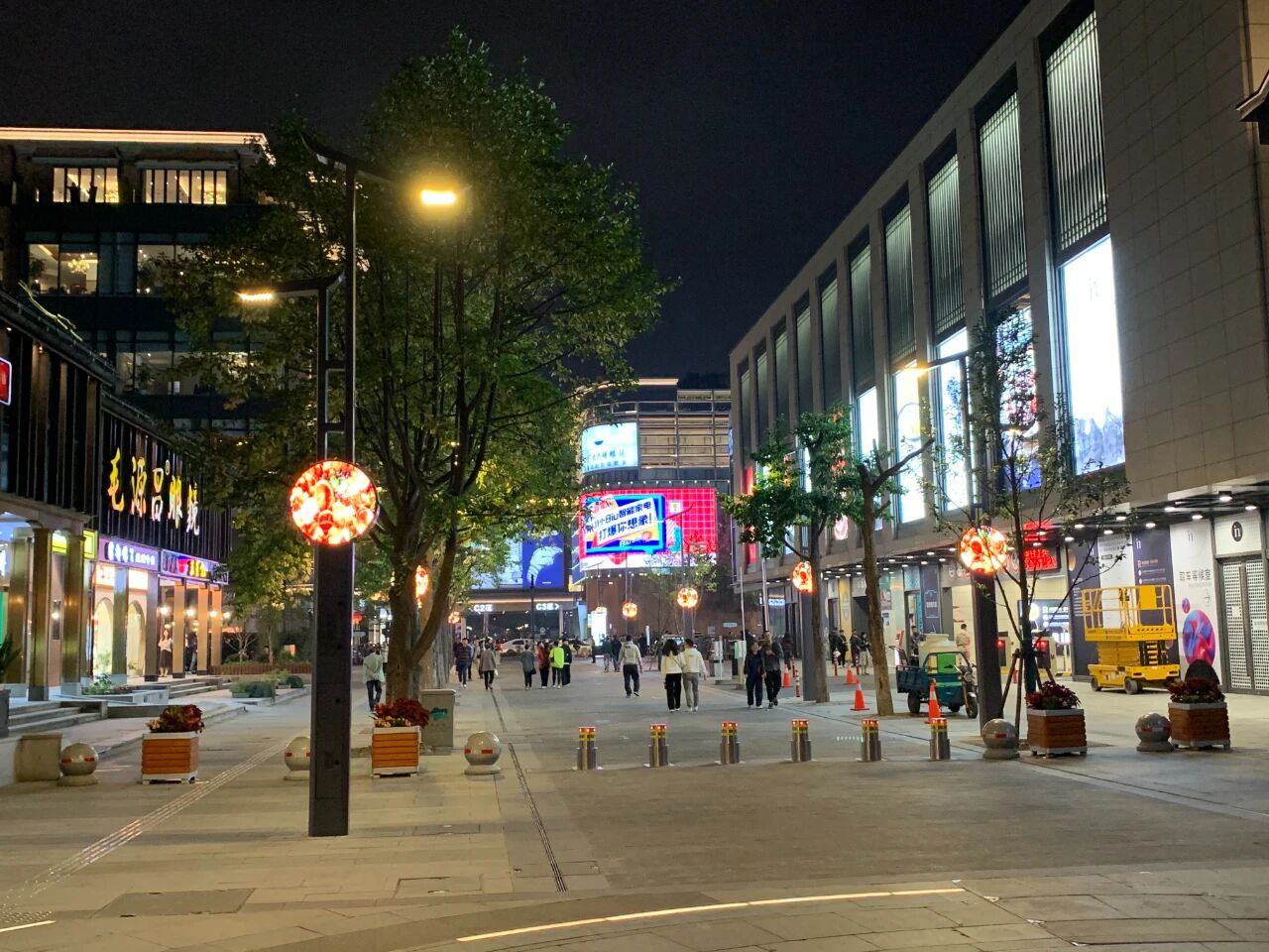 當我們追（zhuī）光時,也在追尋你,香蕉影视LED,照亮家國,同慶之（zhī）路
