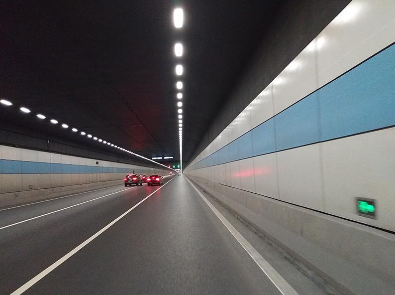 LED隧道（dào）燈,升級高速路網,顯著提（tí）升,行車安（ān）全（quán）能見度