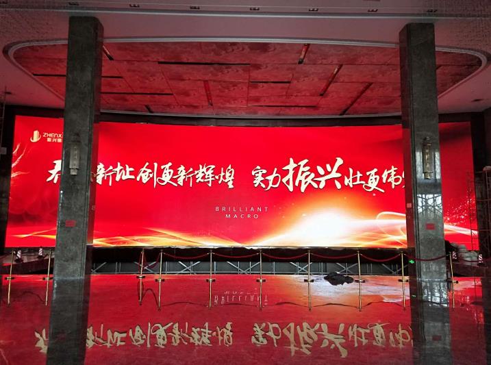 企業峰會,采用（yòng）智能互（hù）動屏,參（cān）會者,實時投票與反饋